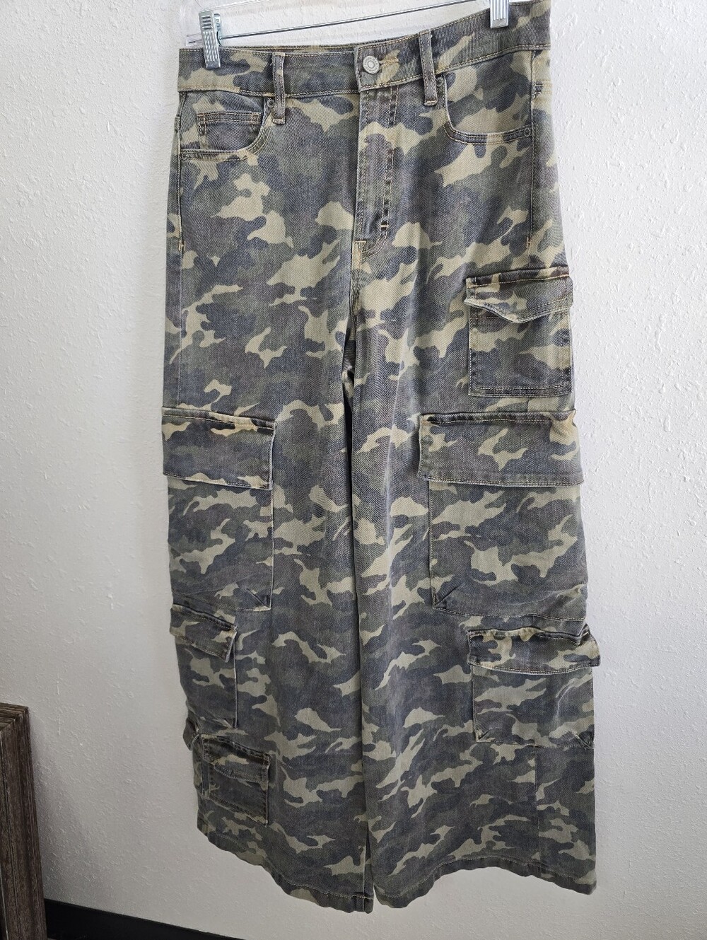 Hidden Premium Army Green Camo Wide Cargo Jeans Size 28 NWOT - Picture 8 of 11